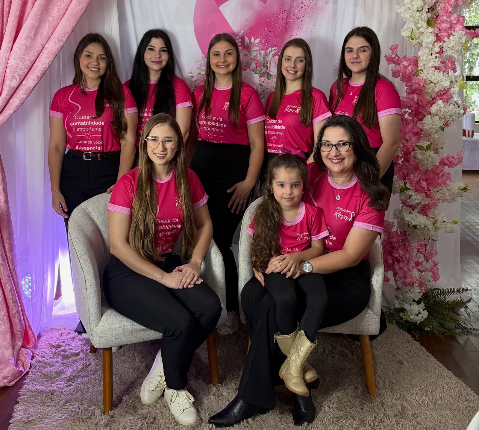 Equipe da Integraliza reunida, com camisetas da campanha Outubro Rosa